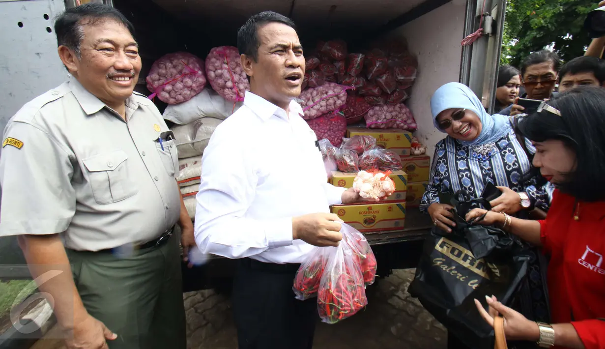 Mentan Amran Sulaiman menjajakan kebutuhan pokok di kendaraan Toko Tani Indonesia di TTI Center, Jakarta Selatan, Senin (6/2). Kementan melakukan pengiriman perdana komoditas pangan strategis ke 22 TTI yang tersebar di Jakarta. (Liputan6.com/Helmi Afandi)