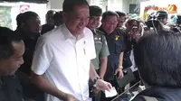 Gita Wirjawan Jualan Sembako Murah Bareng TNI