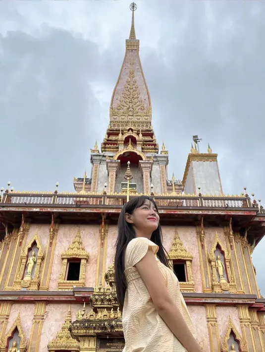 Pelantun lagu Flower Way itu juga mengunjungi salah satu kuil di Thailand. Memakai baju kuning, outfitnya sangat matching dengan bangunan di belakangnya. Riasannya juga begitu flawless dan menawan. Bagi para penggemar yang ingin bertemu, Kim Se Jeong akan datang ke Indonesia untuk fanmeet pada 4 November 2022 mendatang. (Liputan6.com/IG/@clean_0828)