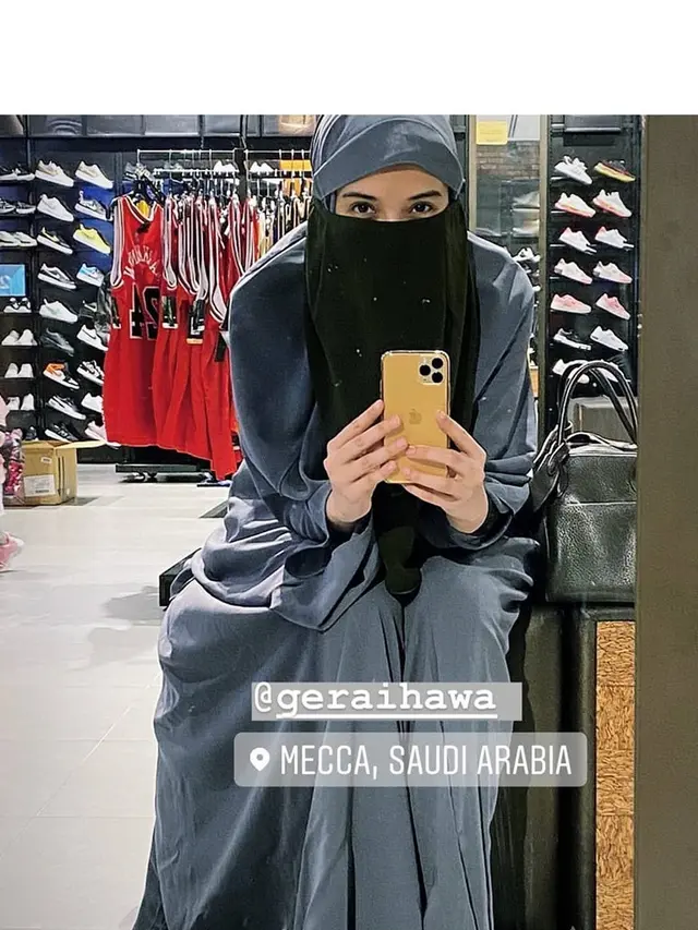 Curi Perhatian, Ini 5 Penampilan Zaskia Sungkar Gunakan Cadar saat Umroh