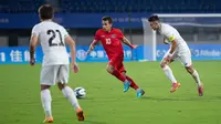 Pemain Timnas Indonesia U-24, Egy Maulana Vikri (tengah), mengontrol bola dan berusaha melewati hadangan pemain Kirgistan dalam laga Grup F Asian Games 2022 yang digelar di Zhejiang Normal University East Stadium, Jinhua, China, Selasa (19/9/2023) malam WIB. (Dok. NOC Indonesia)