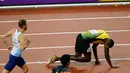 Pelari asal Jamaika, Usain Bolt terkapar di tengah lintasan setelah terjatuh di final 4x100 meter pada Kejuaraan Dunia Atletik di London, Sabtu (12/8). Bolt yang berencana ingin pensiun itu terjatuh karena kaki kirinya kram. (AP/Frank Augstein)