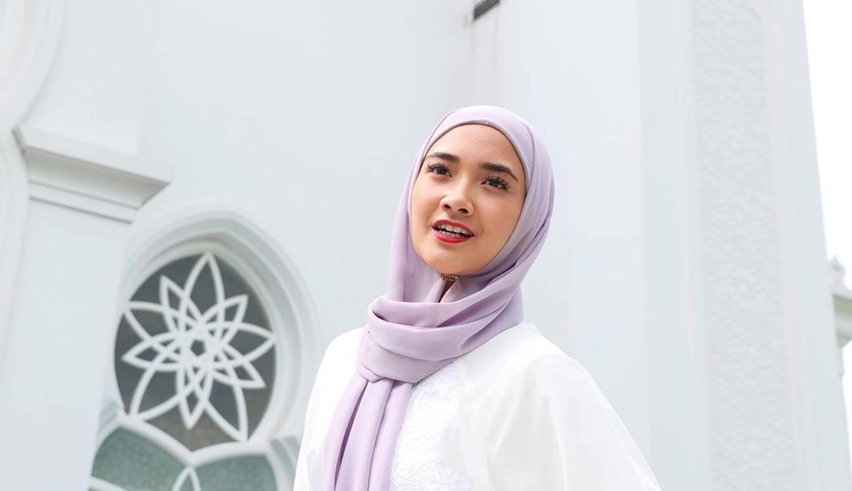 Dalam perjalanan umrahnya kali ini yang ditemai oleh adik dan sahabat, ia banyak membagikannya dalam media sosial Instagram. Tidak hanya saat jalani ibadah, Nadya banyak abadikan momen serunya saat berfoto bersama. (Liputan6.com/IG/@nadyaarina)
