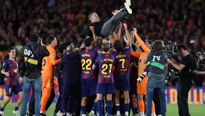 Para pemain Barcelona merayakan kemenangan bersama pelatih asal Jerman Barcelona, Hans-Dieter Flick, setelah memenangkan pertandingan liga Spanyol antara FC Barcelona dan Real Madrid CF di Stadion Camp Nou, Barcelona, pada 10 Mei 2026. Barcelona menang 2-0. (Josep LAGO / AFP)