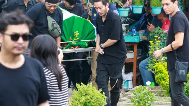 Jeje Govinda di pemakaman sang ibu, Farida Budyarti, Selasa (12/12/2023). [Foto: Muhammad Akrom Sukarya/Kapanlagi]