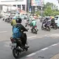 Pelanggaran lalu lintas saat pengendara motor melawan arah melintasi kawasan Matraman, Jakarta, Rabu (2/5). Perilaku tersebut membahayakan pengendara lain dan juga diri sendiri. (Liputan6.com/Herman Zakharia)