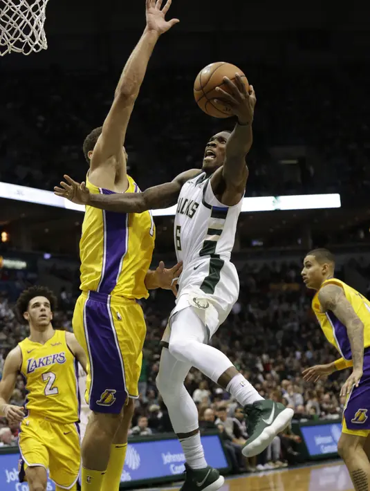 Pebasket Milwaukee Bucks, Brook Lopez, berusaha memasukan bola pada laga NBA di Bradley Center, Minggu (12/11/2017). Bucks menang 98-90 atas LA Lakers. (AP/Darren Hauck)