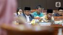Menteri Agama Yaqut Cholil Qoumas (depan, kiri) saat rapat kerja dengan Komisi VIII DPR RI di Gedung Parlemen, Jakarta, Kamis (19/1/2023). Rapat kerja membahas kinerja penyelenggaraan ibadah Haji. (Liputan6.com/Faizal Fanani)