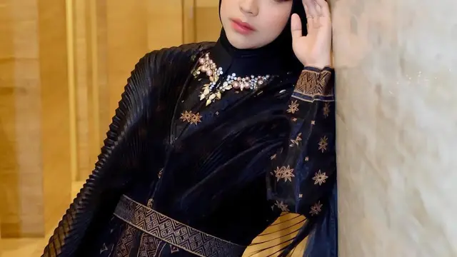 6 Potret Ria Ricis Anggun dan Modis dalam Balutan Outfit Serba Hitam, Inspirasi Fashion Elegan (instagram/riaricis1795).