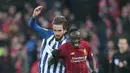 Penyerang Liverpool, Sadio Mane (kanan) berusaha melewati gelandang Brighton and Hove Albion, Davy Proepper pada pertandingan lanjutan Liga Inggris di Stadion Anfield (30/11/2019). Liverpool menang tipis atas Brighton 2-1. (AP Photo/Jon Super)