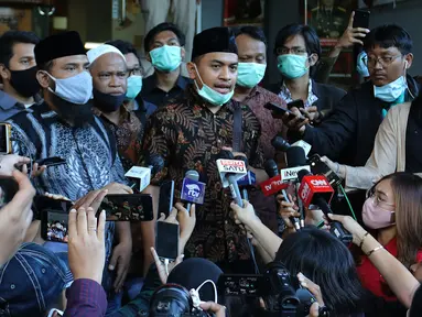 Kuasa hukum Muhammad Rizieq Shihab, Aziz Yanuar (tengah) saat memberi keterangan kepada media di Polda Metro Jaya, Jakarta, Selasa (1/12/2020). Muhammad Rizieq Shihab belum bisa hadir dalam pemeriksaan dikarnakan kondisi kesehatannya masih kurang sehat. (Liputan6.com/Herman Zakharia)