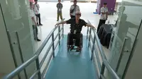 Yamin penonton dari jakarta menggunakan jalur untuk Wheelchairs di Istora Senayan, Jakarta (27/6/2018). Panitia Test Event menyediakan tempat dan jalur khusus untuk penonton yang menggunakan kursi roda selama Test Event Asian Games 2018. (Bola.com/Nick Ha