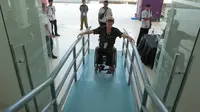 Yamin penonton dari jakarta menggunakan jalur untuk Wheelchairs di Istora Senayan, Jakarta (27/6/2018). Panitia Test Event menyediakan tempat dan jalur khusus untuk penonton yang menggunakan kursi roda selama Test Event Asian Games 2018. (Bola.com/Nick Ha