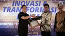 Perwakilan PT Surya Citra Media, Deputy Director Programming SCTV David Suwarto (kiri) menerima Penghargaan TOP IT & TELCO 2019 di Jakarta, Rabu (27/3). TOP IT & TELCO 2019 merupakan penghargaan untuk mendorong di kalangan bisnis, institusi pemerintah, BUMN dan lembaga. (Liputan6.com/Faizal Fanani)