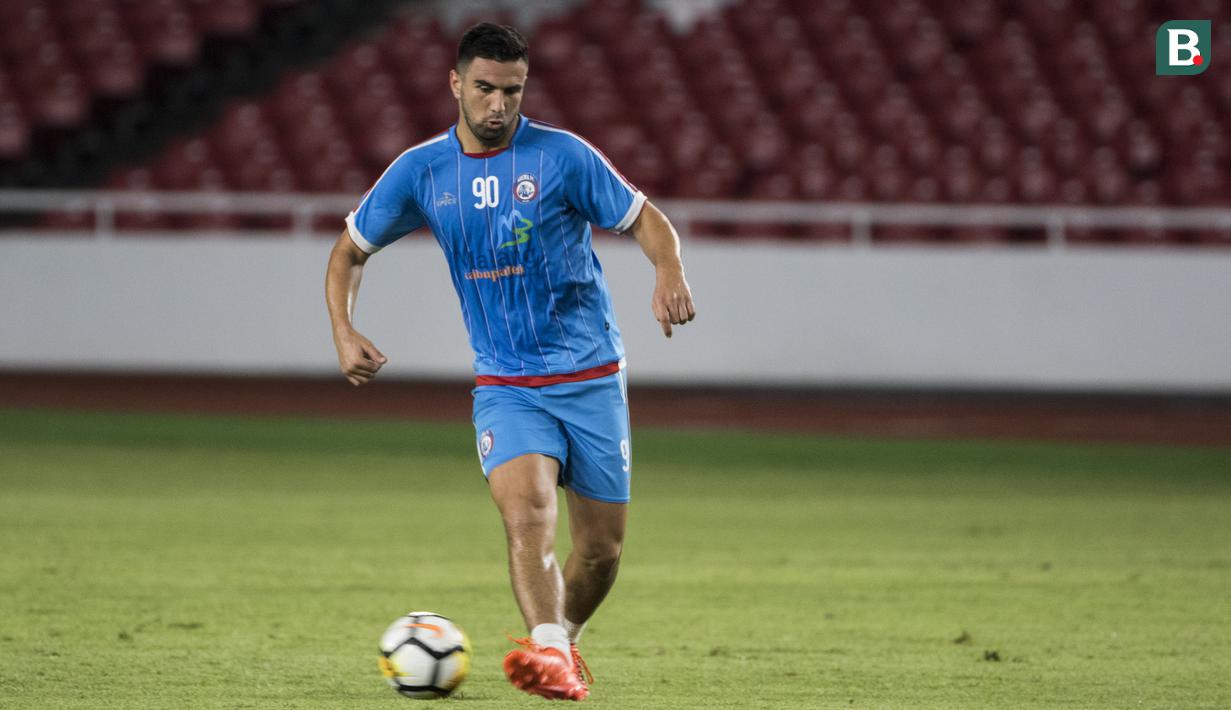 Pemain Arema FC, Ahmet Atayew, mengontrol bola saat latihan di SUGBK, Jakarta, Jumat (30/3/2018). Latihan ini persiapan jelang laga Liga 1 melawan Persija Jakarta. (Bola.com/Vitalis Yogi Trisna)