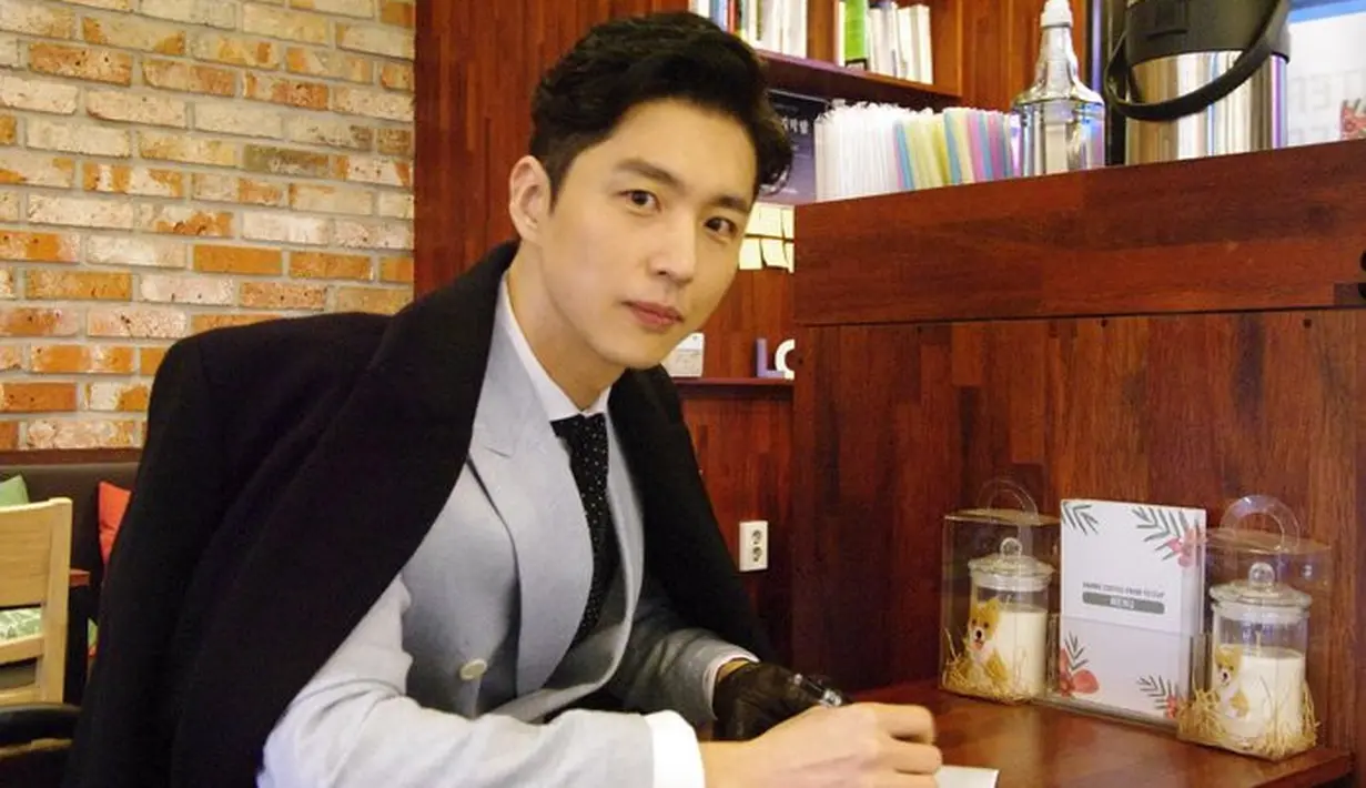 Sementara itu yang memerankan tokoh Han Sae Hae sendiri adalah Shin Dong Wook. (DramaFever)