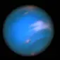 Pusaran hitam Neptunus tersebut merupakan sistem bertekanan tinggi yang biasanya didampingi oleh awan terang dan terlihat dari luar planet (NASA/Dailymail.com).