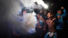 Suporter Marseille turun ke jalan merayakan keberhasilan lolos ke final Liga Europa setelah mengalahkan Salzburg di Marseille, Kamis (3/5/2018). Marseille lolos dengan unggul agregat 3-2 atas Salzburg. (AFP/Anne-Christine Poujoulat)