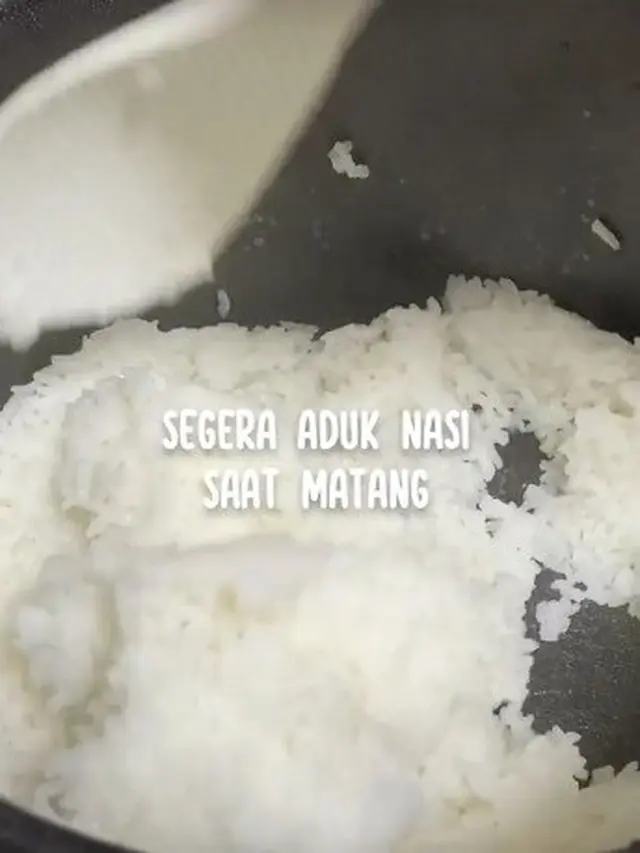 Aduk nasi jika sudah matang, guna untuk menghindari basi (Sumber: TikTok/@pasarsegar.co.id)