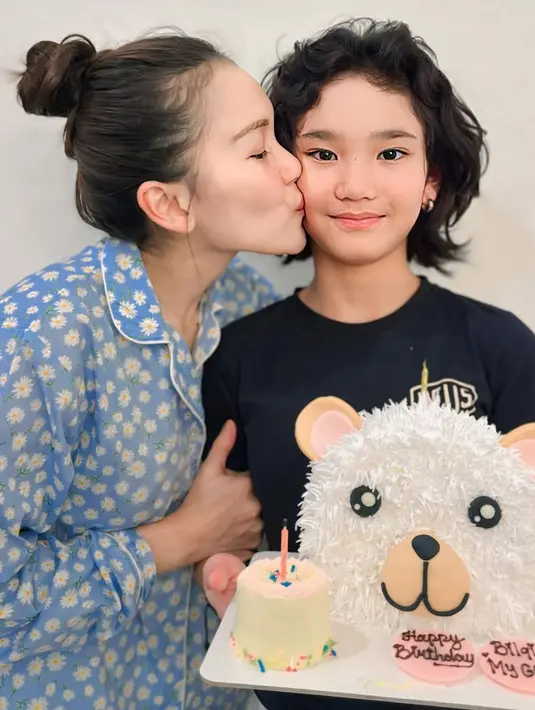 Sementara Bilqis mengenakan kaos hitam lengan pendek. Tampak ia pun mengenakan anting-antingnya. Dengan rambut pendek messynya. [@ayutingting92]