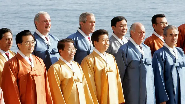 Penampakan Pakaian KTT APEC dari Masa Ke Masa