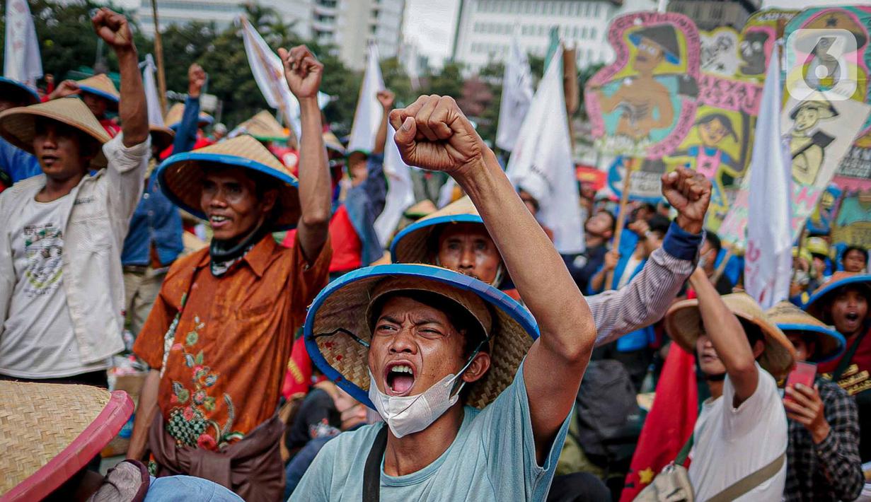 Massa aksi yang tergabung dalam Aliansi Gerakan Buruh Bersama Rakyat (Gebrak) bersama mahasiswa saat menggelar aksi unjuk rasa di kawasan Patung Kuda, Jakarta, Sabtu (21/5/2022). Aksi yang bertepatan dengan peringatan 24 tahun reformasi menyampaikan 14 tuntutan. (Liputan6.com/Faizal Fanani)