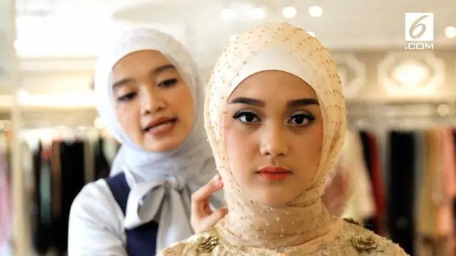 Berikut tutorial square hijab organza stylish yang dapat digunakan saat Lebaran oleh Ayu Dyah Andari.