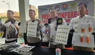 Polres Bandara Soekarno-Hatta bersama Bea Cukai menggagalkan upaya penyelundupan cairan yang mengandung etomidate, yaitu zat anestesi, melalui Terminal 3 Bandara Soetta. (Foto: Liputan6.com/Pramita Tristiawati).