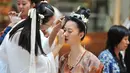 Peserta merias wajahnya sebelum ambil bagian dalam peragaan busana "hanfu", pakaian tradisional khas China di kota Shenyang, China timur laut pada Minggu (15/9/2019). Hanfu sendiri sebenarnya adalah baju tradisional Cina yang digunakan etnis Han China. (Photo by STR / AFP)