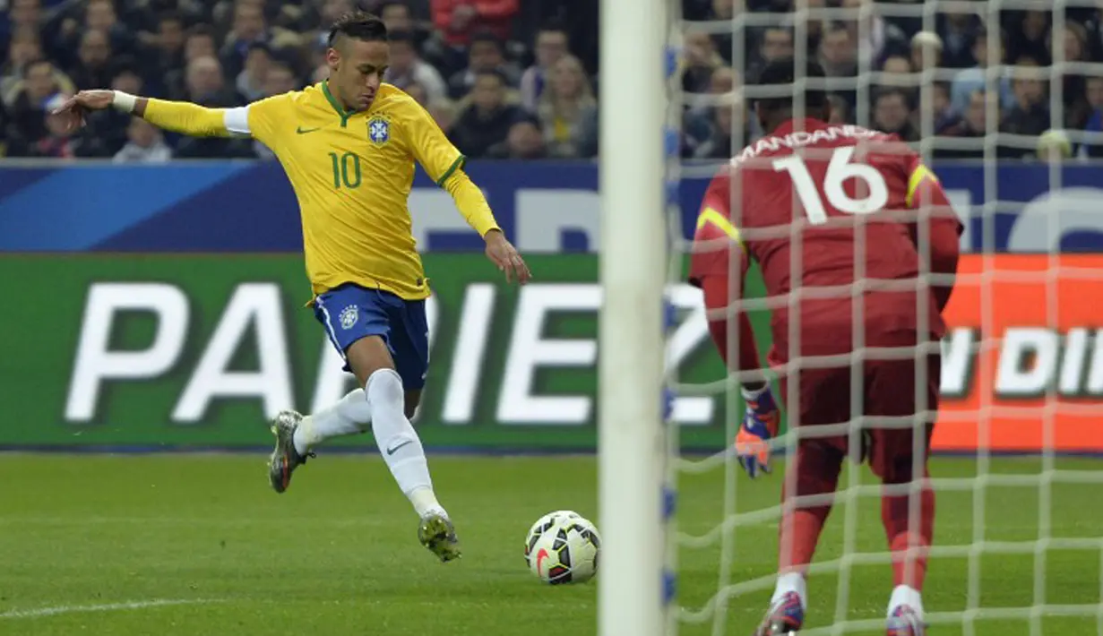 Penyerang Brasil, Neymar (kiri) berusaha menendang bola saat laga persahabatan di Stade de France, Prancis, Jumat (15/3/2015 ). Brasil menang 3-1 atas Prancis. (AFP PHOTO/ Miguel Medina)