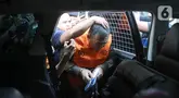Wakil Menteri Imigrasi dan Pemasyarakatan (Wamen Imipas), Silmy Karim, dibantu petugas saat masuk ke dalam mobil tahanan usai menjalani pemeriksaan intensif di Gedung Merah Putih Komisi Pemberantasan Korupsi (KPK), Jakarta, Kamis (4/6/2026). (Liputan6.com/Helmi Fithriansyah)