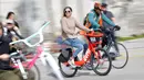 Seorang wanita mengendarai sepeda di jalan bebas kendaraan bermotor pada acara CicLAvia di Culver City, Los Angeles, Minggu (3/3). Selain dihadiri oleh pesepeda, CicLAvia atau car free day ini juga akan diramaikan oleh pejalan kaki. (Chris Delmas/AFP)