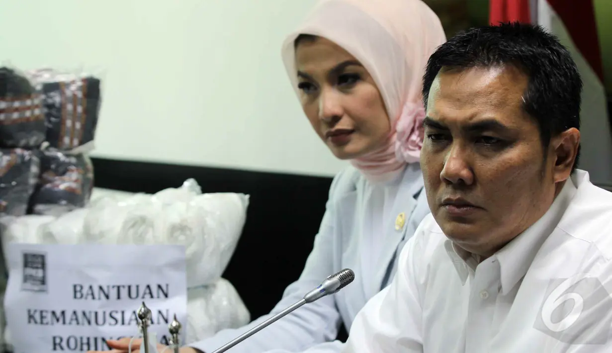  Ketua FPKB DPR, Helmy Faishal Zaeni (kanan) menjelaskan pemberian bantuan tersebut semata atas dasar solidaritas kemanusiaan, bukan berdasarkan etnis atau agama, Jakarta, Selasa (26/5/2015). (Liputan6.com/Helmi Afandi) 
