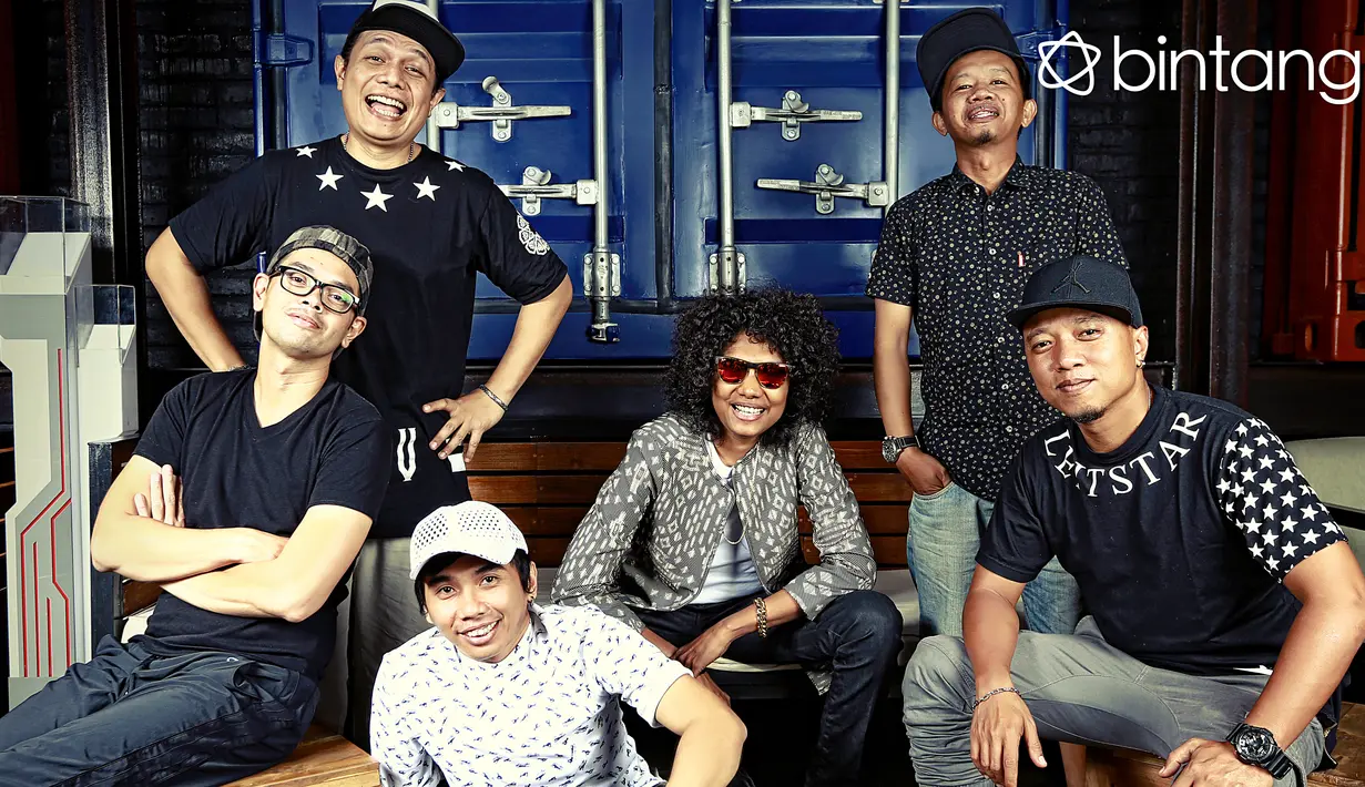 "Kita sedang mempersiapkan album The Best. Ada beberapa lagu hits kita dari album dari pertama sampai keempat yang di daur ulang. Kemudian juga ada 2 atau 3 lagu baru yang bakal kita masukin," (Andy Masela, Digital Imaging: Muhammad Iqbal/Bintang.com)