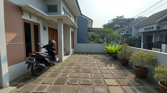 Desain Teras Tanpa Atap vs Kanopi untuk Parkir Motor/ Ilustrasi AI