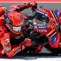 Pembalap Ducati, Marc Maruqez memacu motornya saat sesi Warm Up menjelang race MotoGP Mandalika 2025 di Sirkuit Internasional Pertamina Mandalika, Lombok, NTB, Minggu (5/10/2025). (AFP/Sonny Tumbaleka)