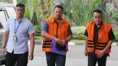 Narapidana kasus suap Bakamla, Fahmi Darmawansyah (kanan) dan Andi Rahmat (tengah) tiba di Gedung KPK, Jakarta, Selasa (7/8). Suami Inneke Koesherawati beserta Andi Rahmat terjerat kasus suap Kalapas Sukamiskin Wahid Husein. (Merdeka.com/Dwi Narwoko)