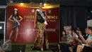 Puteri Indonesia 2016, Kezia Warouw memperkenalkan kostum untuk berlaga di Miss Universe 2016 pada saat jumpa pers jelang keberangkatan Puteri Indonesia ke ajang Miss Universe 2016 di kawasan Pancoran, Jakarta, Senin (9/1). (Liputan6.com/Herman Zakharia)
