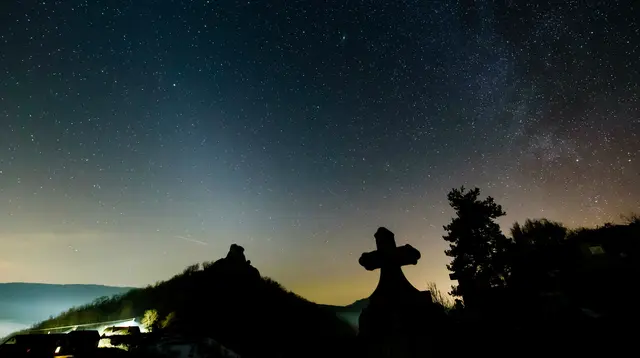 Cahaya bintang berwarna putih terlihat pada langit malam di Hajnacka, Slovakia, Kamis (7/2). Fenomena astronomi indah juga akan terlihat pada bulan September dan Oktober sebelum matahari terbit. (Peter Komka / MTI via AP)