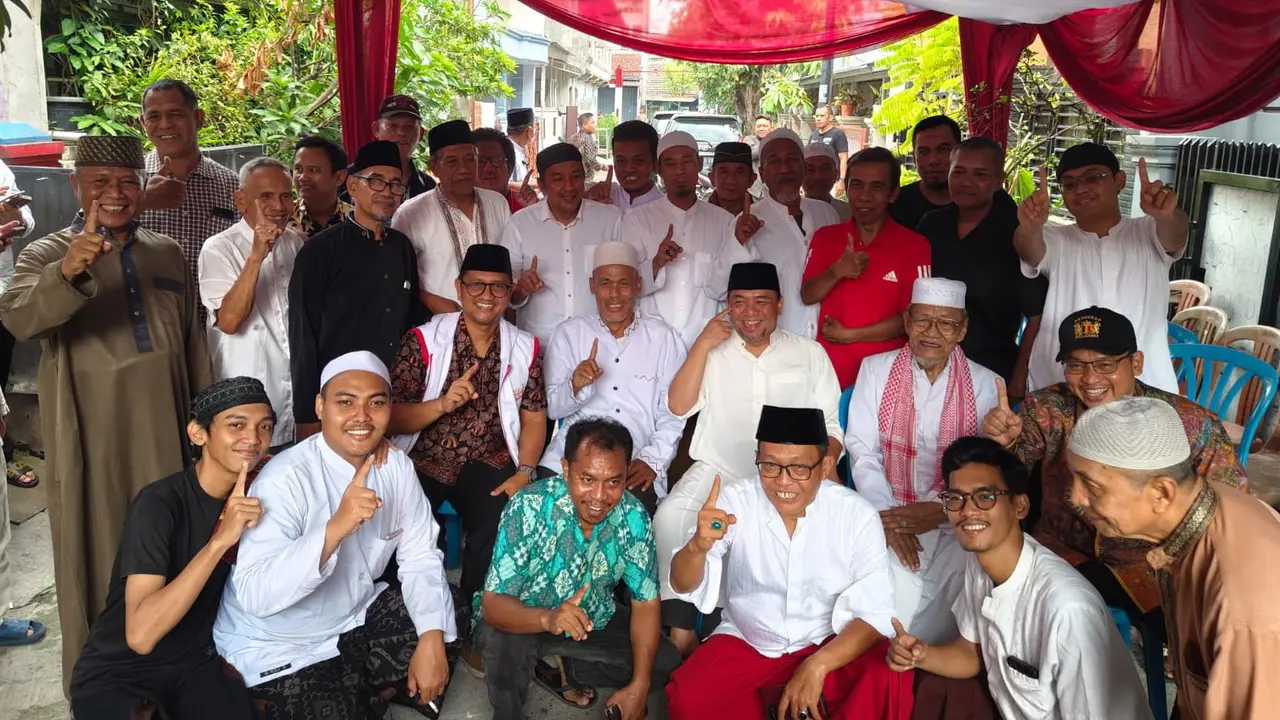 Cawalkot Bekasi nomor urut 1 Heri Koswara menyambangi kediaman politikus senior PDIP yang juga mantan Anggota DPRD Kota Bekasi, Joko Kuncoro di Perumahan Narogong, Pengasinan, Rawalumbu, Kota Bekasi.