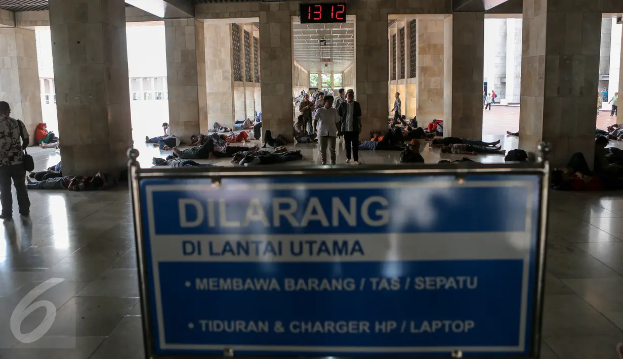 Sejumlah warga berjalan diantara warga lainnya yang tengah tertidur di Masjid Istiqlal, Jakarta, Jumat (19/6/2015). Waktu luang diisi warga dengan berbaring dan beristirahat di masjid sambil menunggu waktu berbuka puasa. (Liputan6.com/Faizal Fanani)