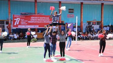 Warga binaan Lapas Perempuan Pekanbaru melakukan atraksi seperti cheerleader profesional merayakan Hari Kemerdekaan Indonesia.