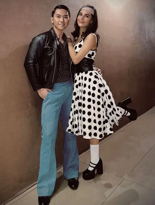 Kali ini, keduanya bergaya era 50-an. Rafael tampak kece memadukan kemeja bermotif  dengan leather jacket dan cutbray pants. Sementara Sabina tampil manis dalam balutan dress polkadot, belt, serta bandana. (Instagram/rafaell_16).