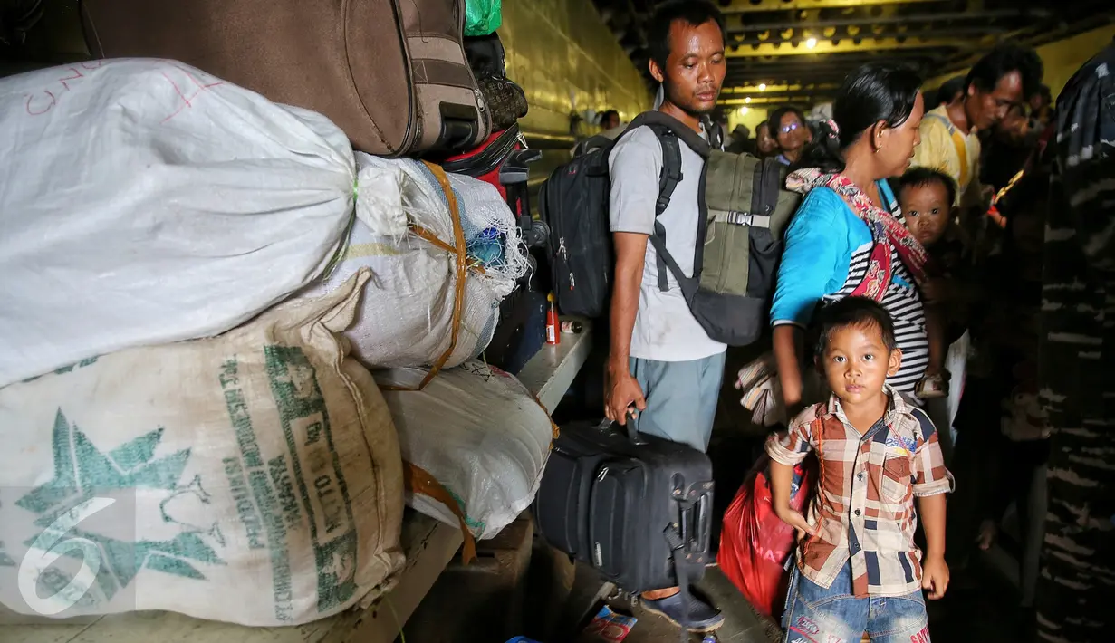 Warga Eks Gafatar saat tiba di Dermaga Kolinlamil Tanjung Priok, Jakarta, (27/01). Nantinya mereka akan mendapatkan pembinaan keahlian selama 3-7 hari. (Liputan6.com/Faizal Fanani)