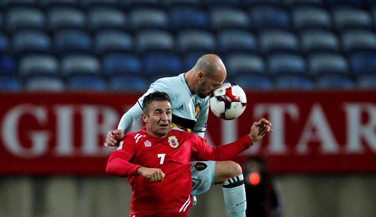 Pemain Belgia, Laurent Ciman (kanan), berebut bola dengan pemain Gibraltar, Lee Casciaro, dalam laga lanjutan Grup C Kualifikasi Piala Dunia 2018 zona Eropa di Faro Municipal Stadium, Faro, Gibraltar, Selasa (11/10/2016). (Reuters/Rafael Marchante)