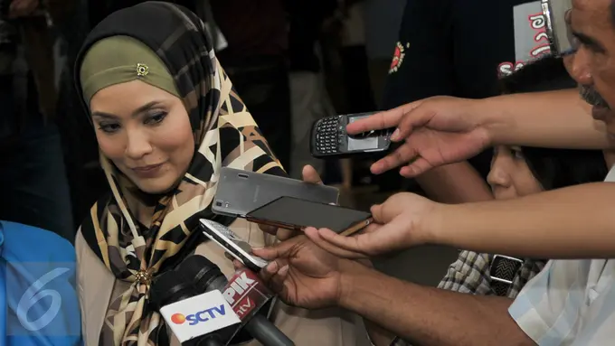 20160908-Aa Gatot Punya Senpi Ilegal, Elma Theana Datangi Polda Metro-Jakarta