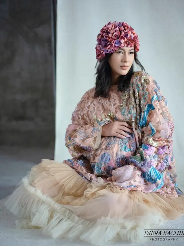 6 Pesona Maternity Shoot Paula Verhoeven, Cantik dengan Konsep Bunga