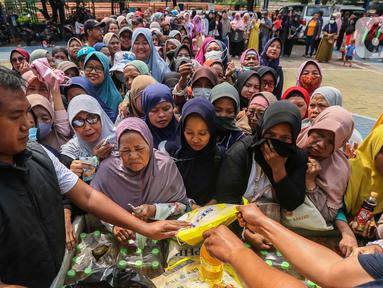 Warga mengantri untuk membeli beras Stabilisasi Pasokan dan Harga Pangan (SPHP) di Pinang, Kota Tangerang, Banten, Selasa (20/2/2024). (Liputan6.com/Angga Yuniar)