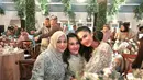 Hal ini juga terlihat lewat pilihan busana yang serasi. Terbaru, keduanya tampil kompak saat menghadiri acara mitoni kehamilan salah satu sahabatnya. [@aurelie.hermansyah/@aaliyah.massaid].