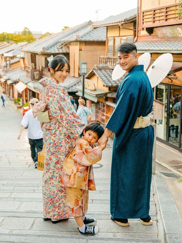 Kompak Pakai Kimono, Ini 7 Potret Liburan Chef Arnold dan Keluarga ke Jepang